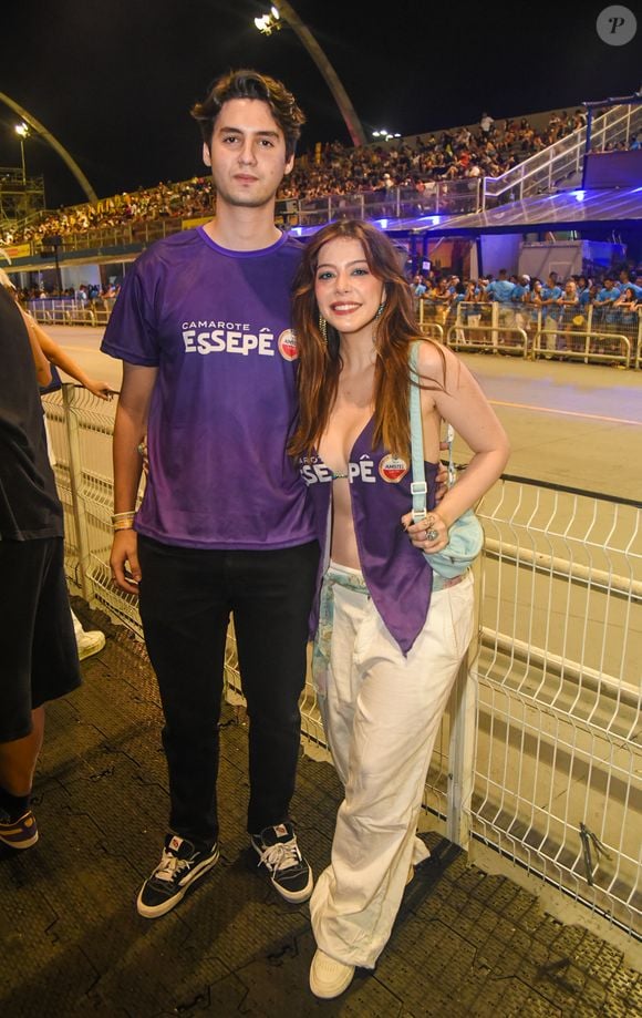 A atriz Bia Arantes customizou seu abadá e elegeu um look ousado para o Carnaval de SP ao lado do namorado