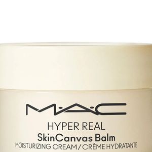 Em seguida, o SkinCanvas Balm entrou em cena para uniformizar a textura da pele com acabamento suave.