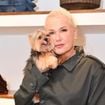 'Quase morre do coração!': Xuxa reprova atitude de fã ao defender pet, Doralice, em chegada de voo ao PR para show da turne 'O Último Voo da Nave'