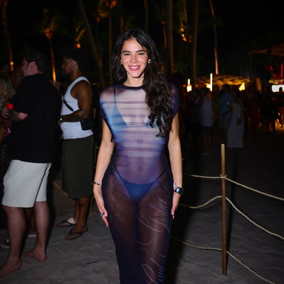 Bruna Marquezine usou vestido transparente em festa de Réveillon