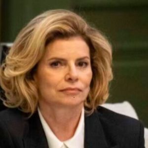 Cena de 'Vale Tudo' causou na web e dividiu opiniões entre internautas, que se dividiram entre criticar o possível erro de continuação ou defender dizendo que, enquanto a câmera trocava, Débora Bloch trocou o copo pela xícara