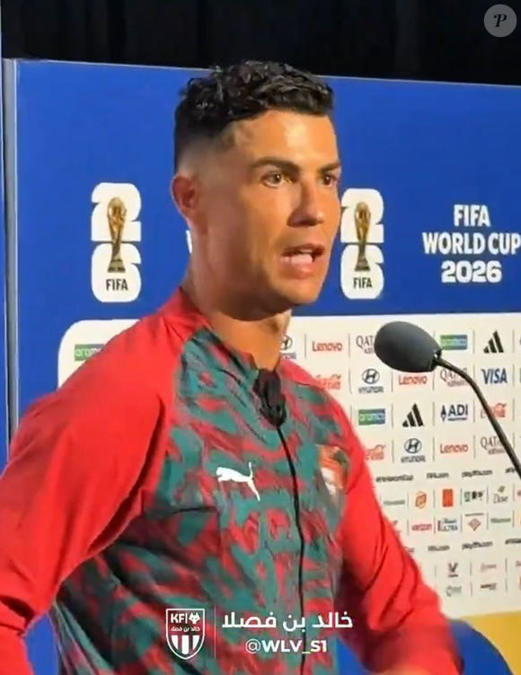 A nécessaire Gucci usada por Cristiano Ronaldo na foto é de couro preto e custa US$ 1.500, valor equivalente a cerca de R$ 7 mil