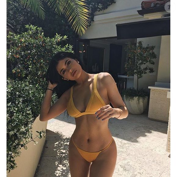 Irmã caçula de Kim Kardashian, Kylie Jenner mostrou curvas perfeitas em foto publicada no Instagram
