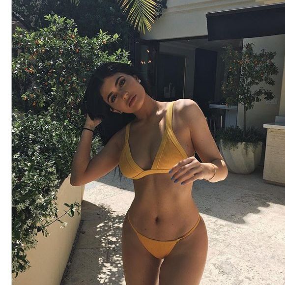Irmã caçula de Kim Kardashian, Kylie Jenner mostrou curvas perfeitas em foto publicada no Instagram