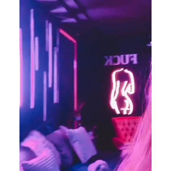 Um dos espaços mais comentados era o "quarto do sexo", ambiente temático que chegou a hospedar famosos como Juliette Freire após sua vitória no BBB 21 e a cantora cubana Camilla Cabello.
