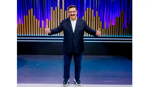 Ratinho possui hoteis, criação de gado, 6 emissoras de TV e 77 de rádio