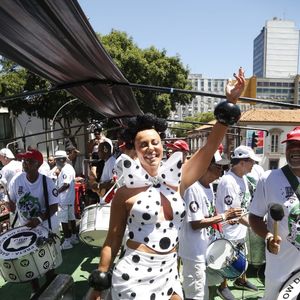 Paolla Oliveira bem animada no desfile do Cordão do Bola Preta no RJ