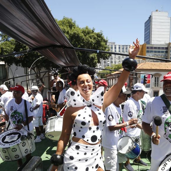 Paolla Oliveira bem animada no desfile do Cordão do Bola Preta no RJ