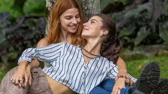 Casal vivido por Alanis Guillen e Gabriela Medvedovski em 'Três Graças' sofre preconceito! Mãe do ex-BBB Davi Brito é acusada de homofobia após critica a capítulo com 1ª cena íntima: 'Ser humano está desobedecendo'