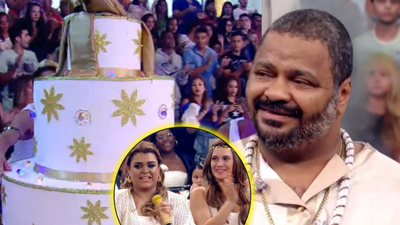 Há 11 anos, Arlindo Cruz ganhou surpresa na TV com esposa dentro de bolo gigantesco; Preta Gil e Carol Dieckmmann estavam no palco