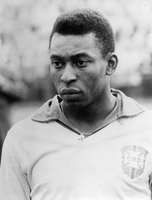 Pelé foi o maior ícone da história das Copas do Mundo e o único jogador a conquistar três títulos mundiais (1958, 1962 e 1970). Eleito o Atleta do Século, suas atuações revolucionaram o futebol e elevaram o Brasil ao posto de maior vencedor da competição
