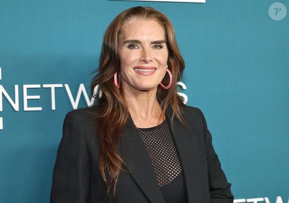 Considerada por muitos como uma das atrizes mais lindas do cinema, a atriz Brooke Shields hoje tem 60 anos e uma relação impactante com procedimentos estéticos