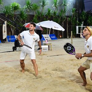 Em clima descontraído, Jonas Sulzbach e Fausto Carvalho divertem o público durante partida