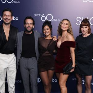 Sem Cauã Reymond, Bella Campos, Humberto Carrão e outros atores da novela 'Vale Tudo' posaram juntos em clima de harmonia no bastidor do show Globo 60 anos