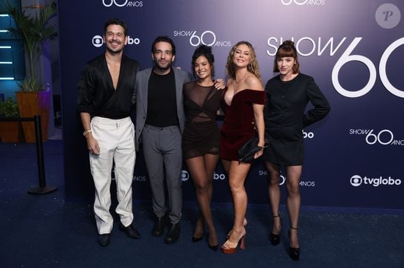 Sem Cauã Reymond, Bella Campos, Humberto Carrão e outros atores da novela 'Vale Tudo' posaram juntos em clima de harmonia no bastidor do show Globo 60 anos
