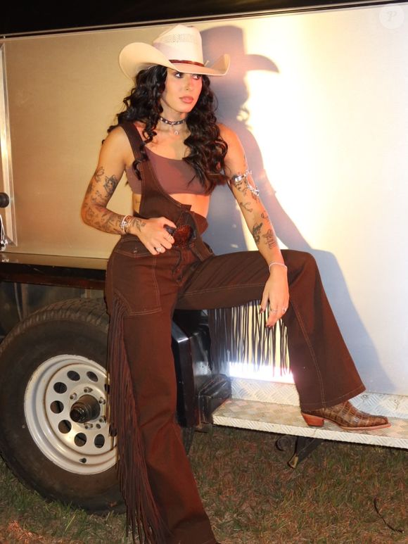 Ana Castela combina look country com chapéu cowboy, bota marrom e acessórios prateados na Festa do Peão de Barretos 2026