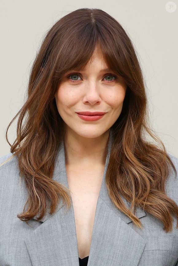 A maternidade chegou para Elizabeth Olsen. A estrela da Marvel foi fotografada durante um almoço em Los Angeles exibindo a barriga da primeira gravidez. As informações são da revista People