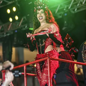 "Estou fazendo aula de samba para poder, obviamente, sempre melhorar, porque tudo que eu faço, quero melhorar para entregar, de fato, o que eu acredito que é o importante", disse Anitta