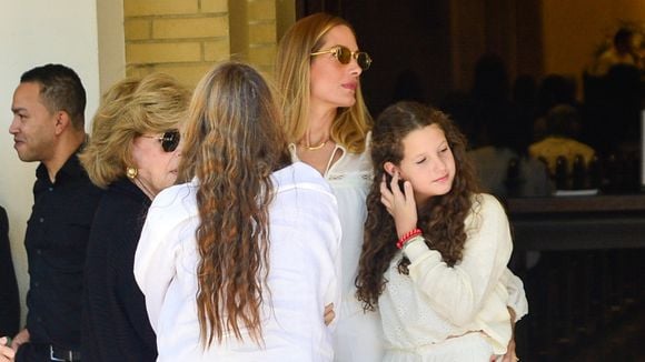 Schynaider Moura, filhas, família, Ronaldo e mais amigos famosos se reúnem em missa de 7º dia de Anne Marie após morte precoce aos 16 anos