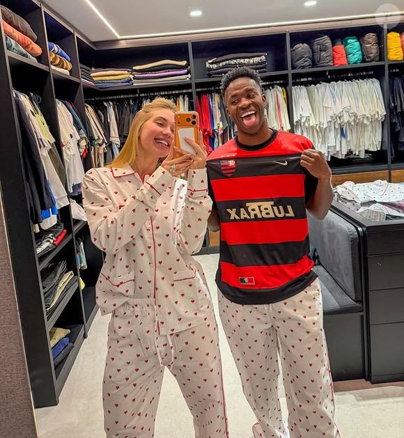Pijama combinando com condição especial diverte fãs: Vini Jr. troca blusa por camisa do Flamengo e arranca comentários