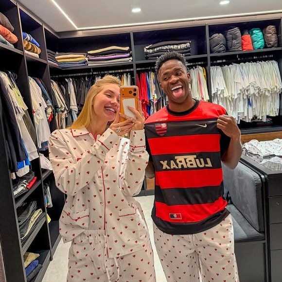 Pijama combinando com condição especial diverte fãs: Vini Jr. troca blusa por camisa do Flamengo e arranca comentários