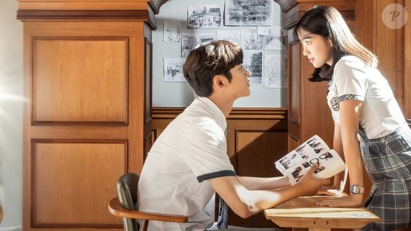 'Extraordinária Você': uma estudante percebe que vive dentro de um quadrinho e luta para mudar seu destino, mas encontra um personagem misterioso