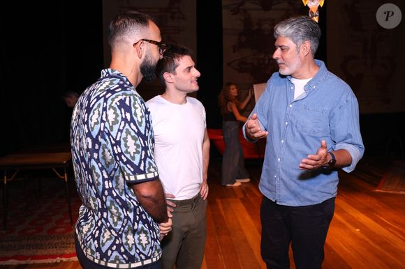 William Bonner, Hugo Bonemer e Raphael Montes conversaram após a pré-estreia da peça 'O Talento Ripley'