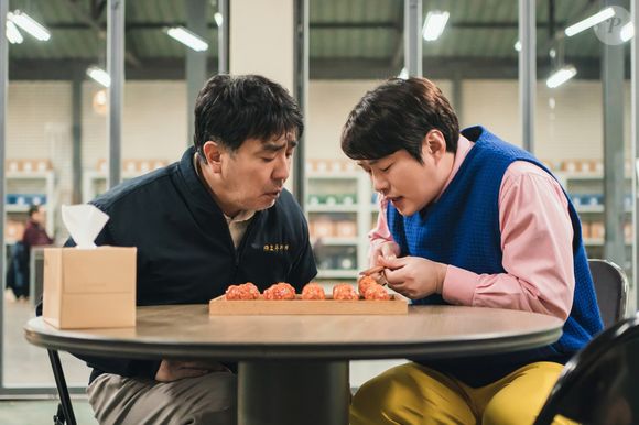 'Chicken Nugget' é o dorama mais bizarro disponível no catálogo da Netflix, e eu assisti cada segundo dessa história inusitada