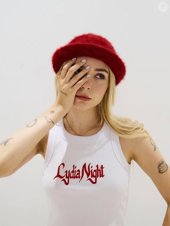 Lydia Night aposta na tendência das unhas de bolinha