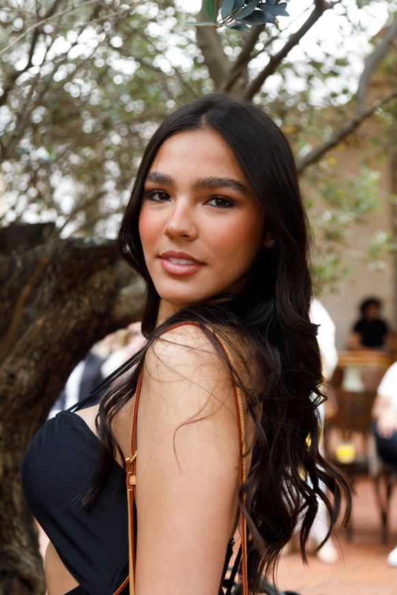 Antonela começou desabafando, dizendo que ajudou Duda Guerra no início como criadora de conteúdo. Na sequência, admitiu surpresa após ver que a influenciadora estava apoiando Liz Macedo e Julia Pimentel de excluí-la em viagem ao Rio Grande do Sul.