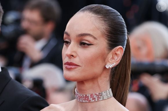 Após surgir com visual que dividiu opiniões no Festival de Cannes, Izabel Goulart voltou a movimentar as redes sociais ao reaparecer nos Stories do Instagram com o rosto diferente do visto no tapete vermelho; assunto segue repercutindo entre fãs da modelo