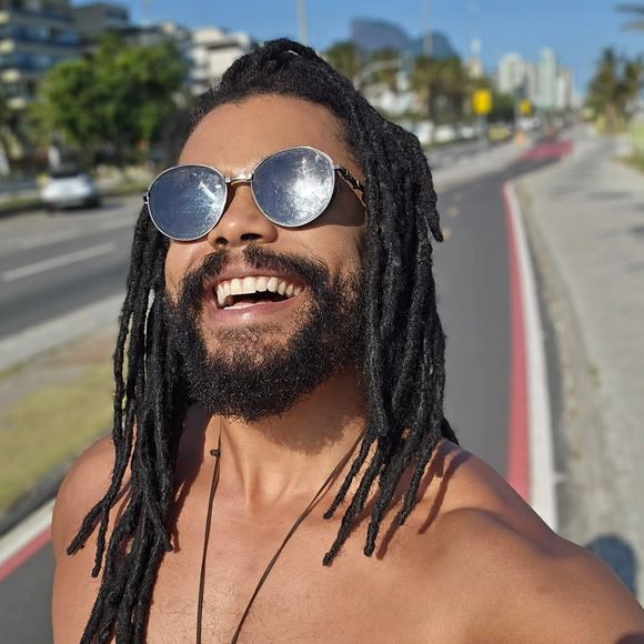 O ator Diogo Almeida vai entrar com sua mãe, Vilma Maria, no 'BBB 25'.