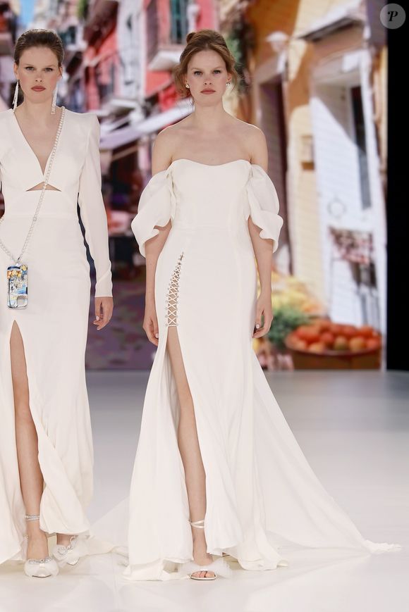 O decote ombro a ombro apareceu em diferentes marcas durante a Barcelona Bridal Week