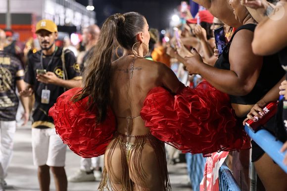 Deborah Secco recebeu o carinho do público no ensaio do Salgueiro
