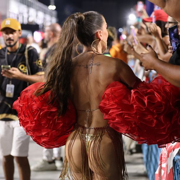 Deborah Secco recebeu o carinho do público no ensaio do Salgueiro