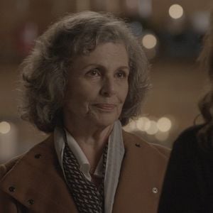 Vitória (Irene Ravache) não imagina que Emília (Ana Beatriz Nogueira) é sua filha na segunda fase de 'Além do Tempo'