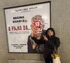 Regina Duarte ironizou adesivos com o número 13, associado a Lula, colocados sobre seu rosto em um cartaz da peça A Filha da.... Na publicação, a atriz fez o 22 para Flávio Bolsonaro