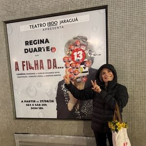 Regina Duarte ironizou adesivos com o número 13, associado a Lula, colocados sobre seu rosto em um cartaz da peça A Filha da.... Na publicação, a atriz fez o 22 para Flávio Bolsonaro