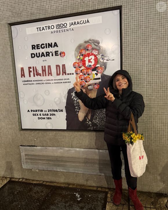 Regina Duarte ironizou adesivos com o número 13, associado a Lula, colocados sobre seu rosto em um cartaz da peça A Filha da.... Na publicação, a atriz fez o 22 para Flávio Bolsonaro