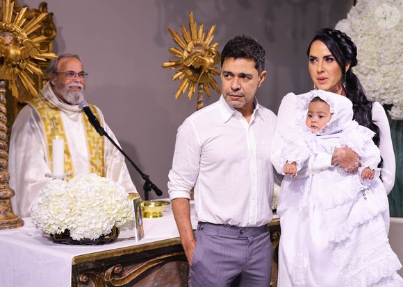 Zezé Di Camargo se emocionou ao batizar a filha com Graciele Lacerda