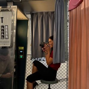 Look de Bruna Marquezine une praticidade e estilo e reforça o retorno do “simples bem-feito” à moda internacional