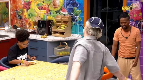 Entenda o que aconteceu com Leandro Boneco no BBB 26: brother saiu para atendimento médico, ficou 8 horas fora e retornou ao reality