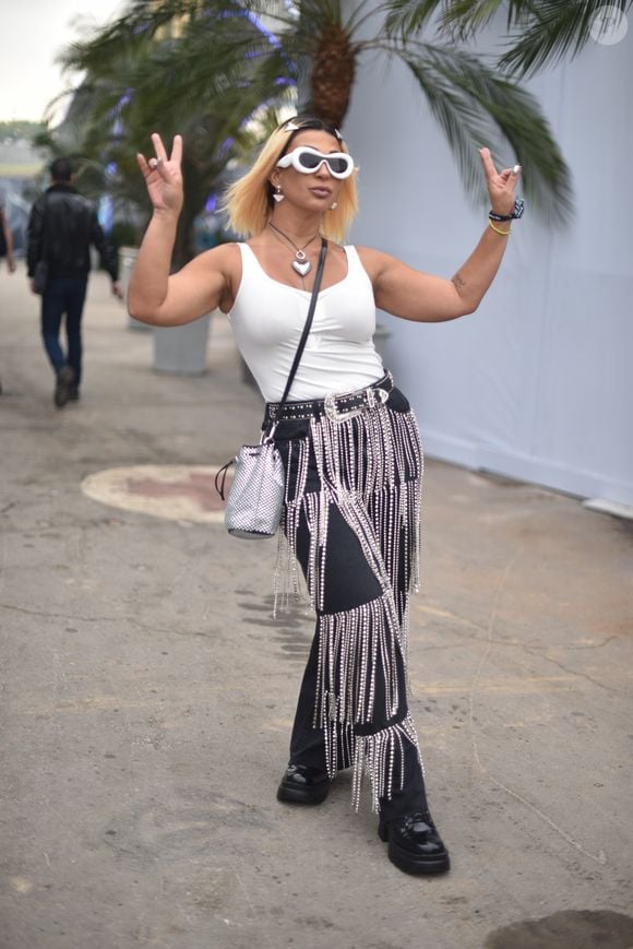 The Town: Valesca foi para o festival de música em São Paulo com uma regata branca, bolsa transversal e calça estilosa com franja