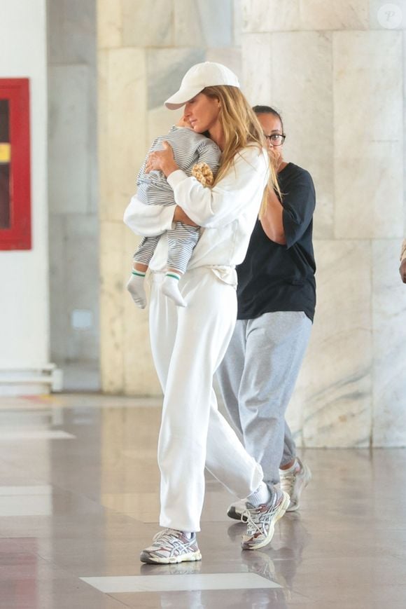Tamanho de River, filho caçula de Gisele Bündchen, roubou a cena nos cliques feitos por paparazzo