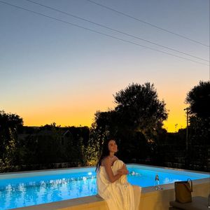 Bruna Marquezine usa vestido modelo Kristina, da marca Staud Clothing