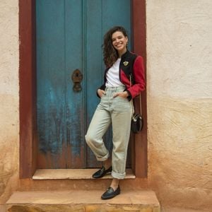 Look comfy: Bruna Linzmeyer escolheu uma calça jeans alta e mocassim para o lançamento de novela