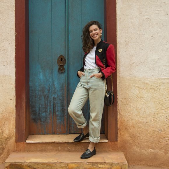 Look comfy: Bruna Linzmeyer escolheu uma calça jeans alta e mocassim para o lançamento de novela