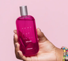 Perfume Egeo Dolce, de O Boticário, é parecido com o La Vie Est Belle, da Lancôme, por trazer as notas de algodão doce, baunilha e fava tonka. Ele funciona bem no Outono por trazer essa sensação mais confortável na estação.