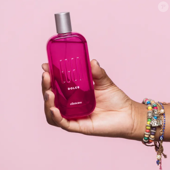 Perfume Egeo Dolce, de O Boticário, é parecido com o La Vie Est Belle, da Lancôme, por trazer as notas de algodão doce, baunilha e fava tonka. Ele funciona bem no Outono por trazer essa sensação mais confortável na estação.