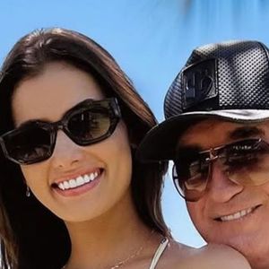 Esposa de Amado Batista dá basta em ataques na web e dispara em vídeo de biquíni e microshort: 'Nunca permita que...'